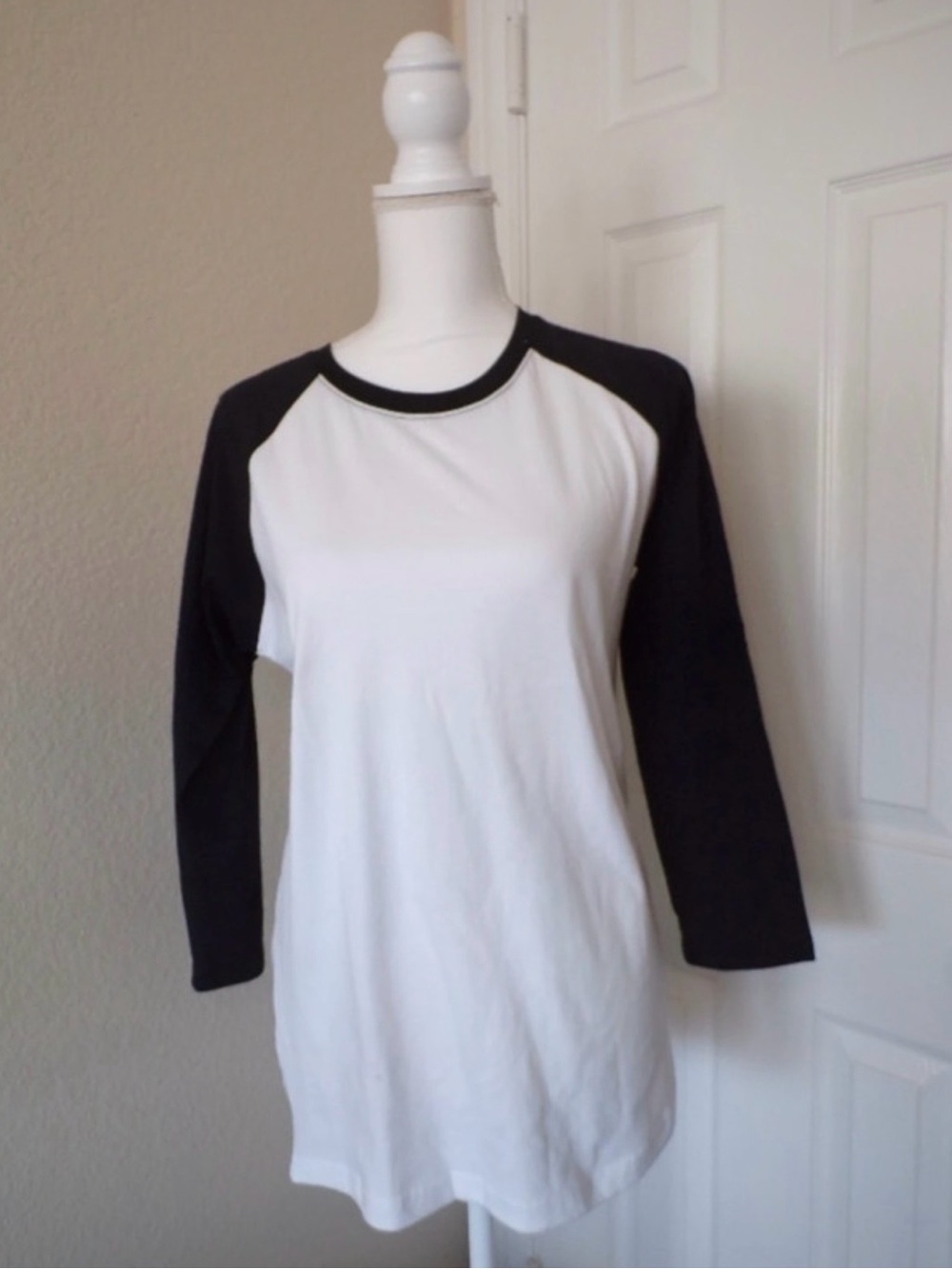 NEW Classic Black & White Raglan Sleeve Womens Top Medium